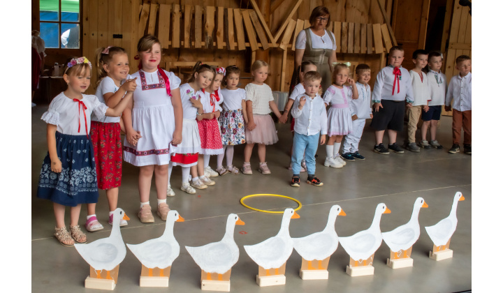 Deti z materskej školy Zvedavá Lienka vystúpili na Dni obce Medzibrodie n/Or.