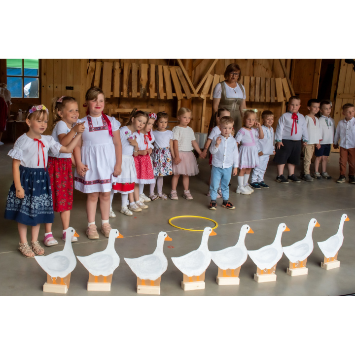 Deti z materskej školy Zvedavá Lienka vystúpili na Dni obce Medzibrodie n/Or.