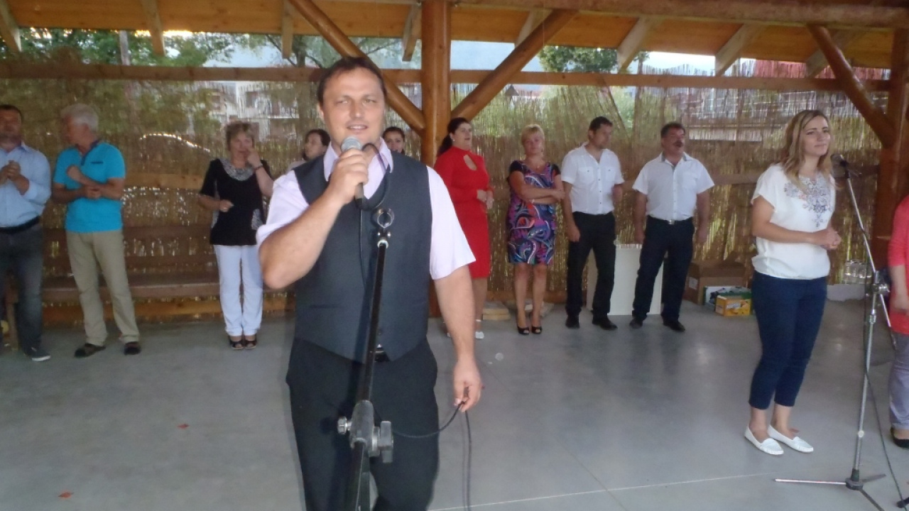 Foto - stavanie mája v obci