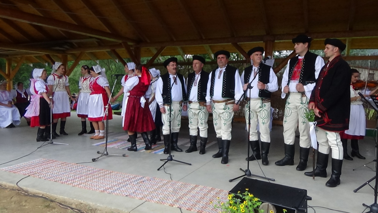 Foto - stavanie mája v obci