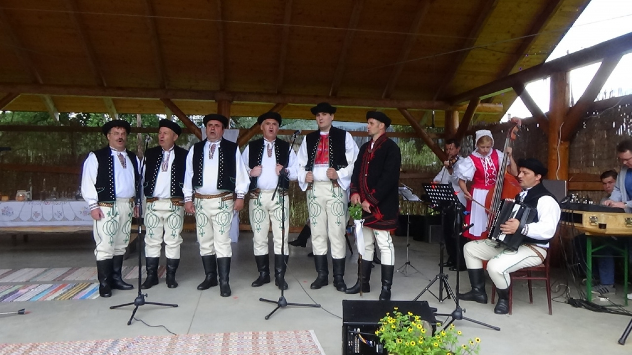 Foto - stavanie mája v obci