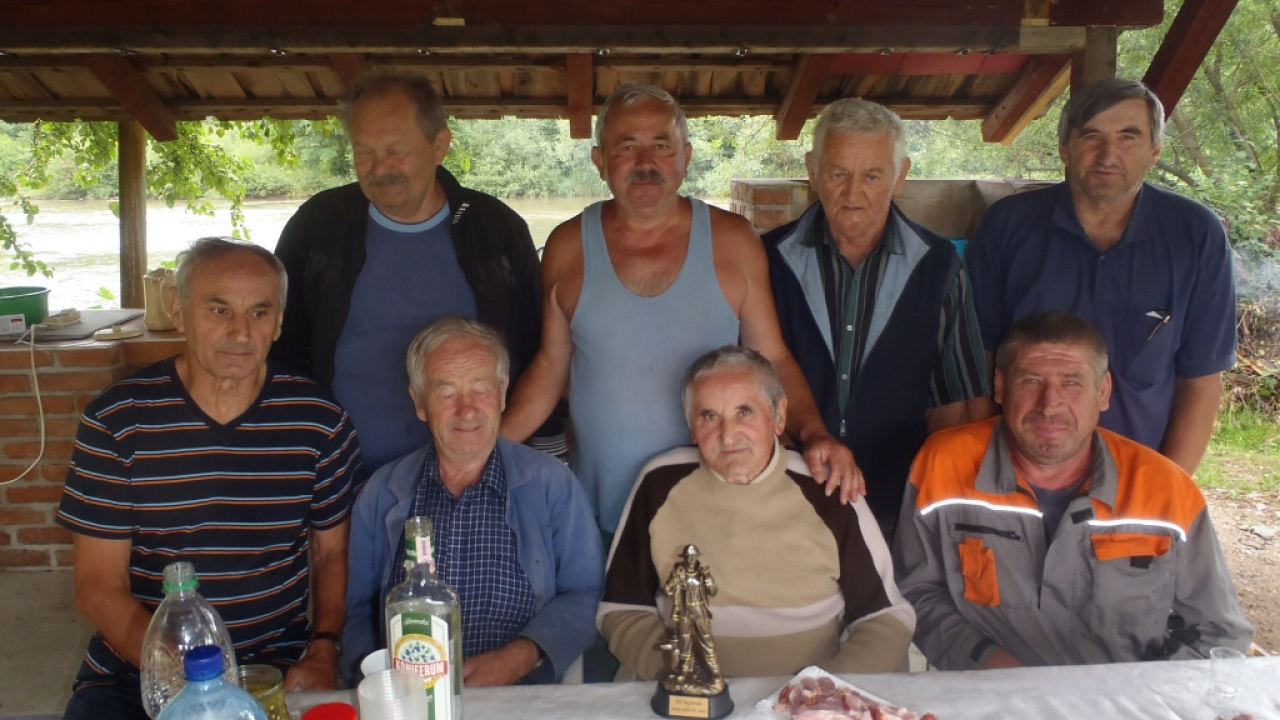 Foto - stavanie mája v obci