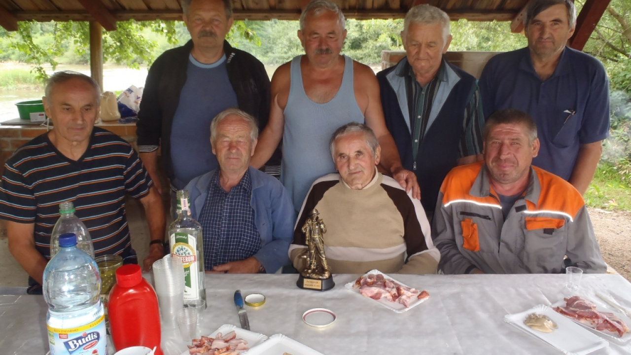 Foto - stavanie mája v obci