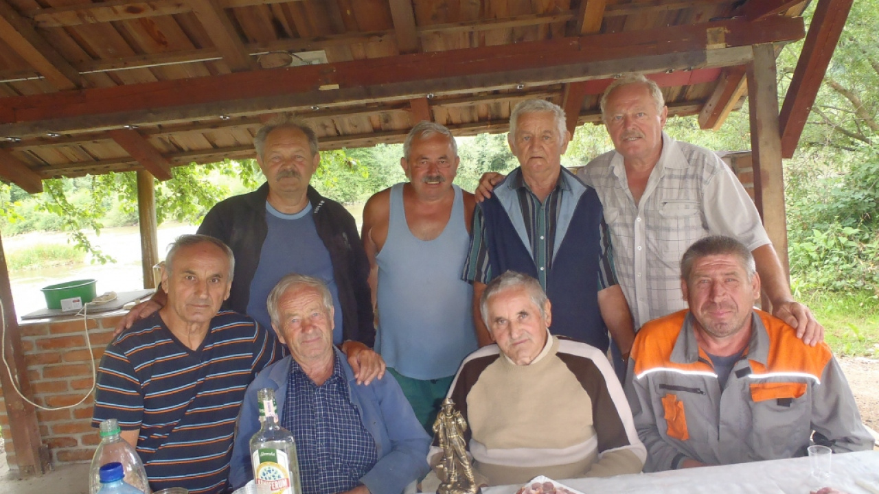 Foto - stavanie mája v obci