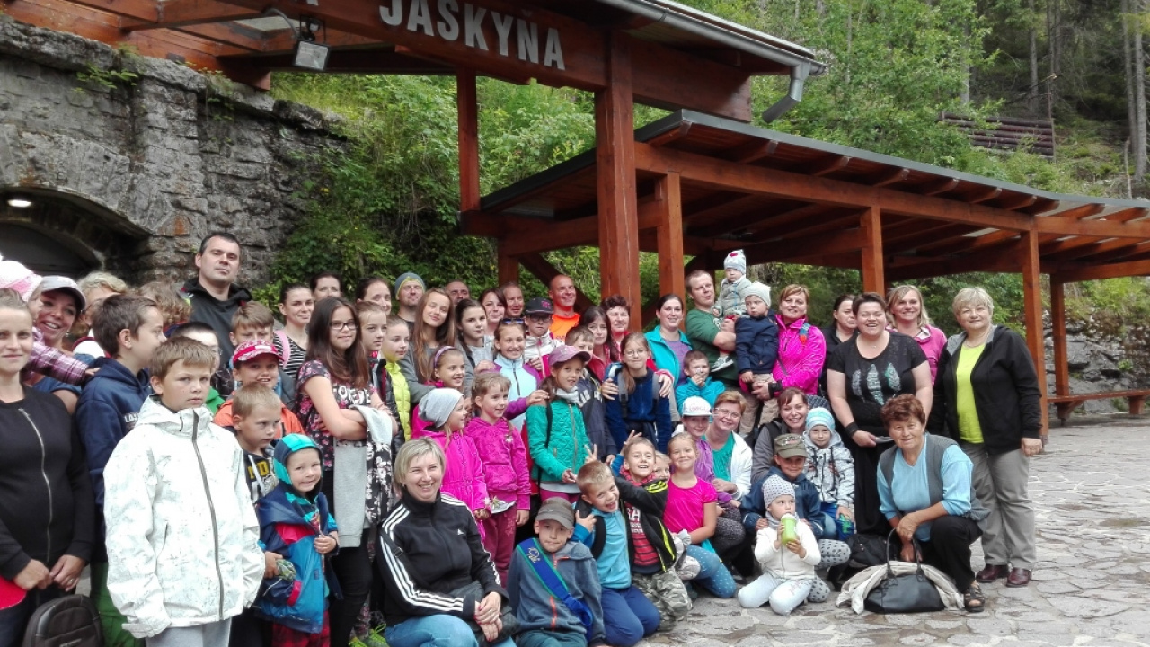 Foto - stavanie mája v obci