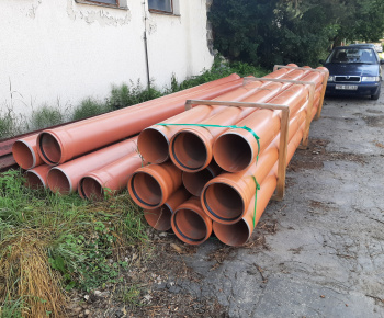 Aktuality / Ďalšie rodiny v Rovni sa môžu napojiť na vodovod a splaškovú kanalizáciu - foto