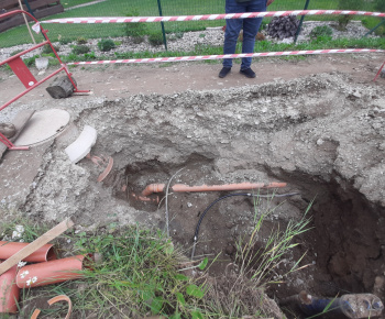 Aktuality / Ďalšie rodiny v Rovni sa môžu napojiť na vodovod a splaškovú kanalizáciu - foto