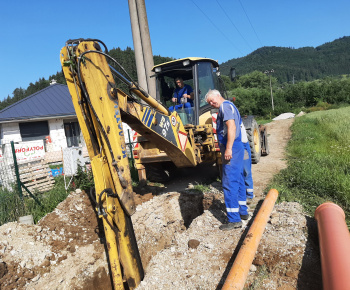 Aktuality / Ďalšie rodiny v Rovni sa môžu napojiť na vodovod a splaškovú kanalizáciu - foto