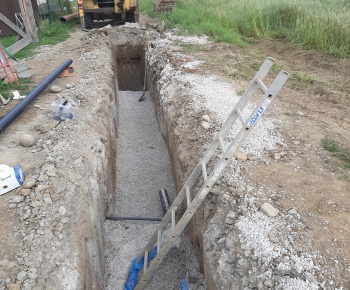 Aktuality / Ďalšie rodiny v Rovni sa môžu napojiť na vodovod a splaškovú kanalizáciu - foto