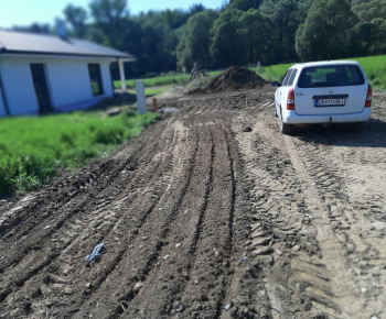 Aktuality / Ďalšie rodiny v Rovni sa môžu napojiť na vodovod a splaškovú kanalizáciu - foto