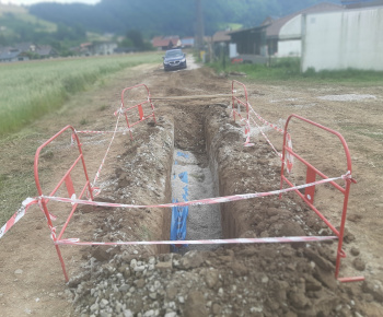 Aktuality / Ďalšie rodiny v Rovni sa môžu napojiť na vodovod a splaškovú kanalizáciu - foto