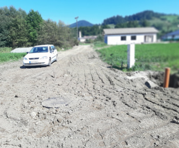Aktuality / Ďalšie rodiny v Rovni sa môžu napojiť na vodovod a splaškovú kanalizáciu - foto