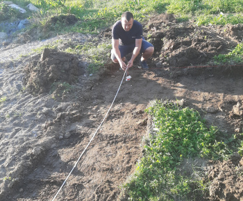 Aktuality / Práce na výstavbe oplotenia pi budove materskej školy - foto