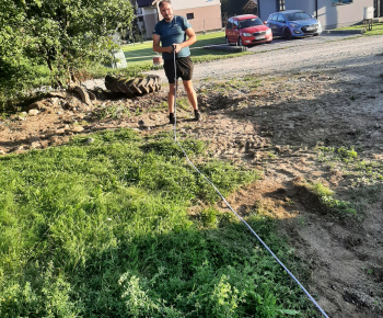 Aktuality / Práce na výstavbe oplotenia pi budove materskej školy - foto