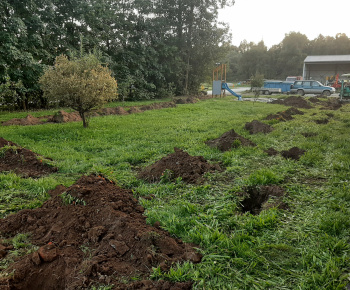 Aktuality / Práce na výstavbe oplotenia pi budove materskej školy - foto
