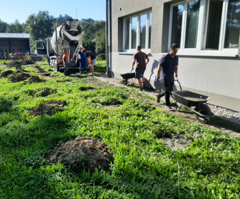 Aktuality / Práce na výstavbe oplotenia pi budove materskej školy - foto