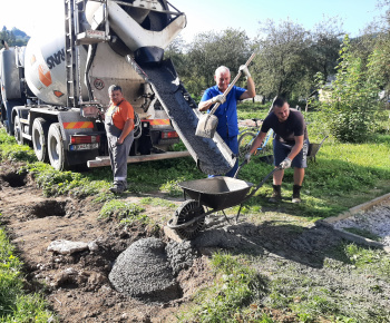 Aktuality / Práce na výstavbe oplotenia pi budove materskej školy - foto