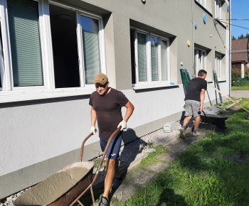 Aktuality / Práce na výstavbe oplotenia pi budove materskej školy - foto