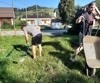 Aktuality / Práce na výstavbe oplotenia pi budove materskej školy - foto