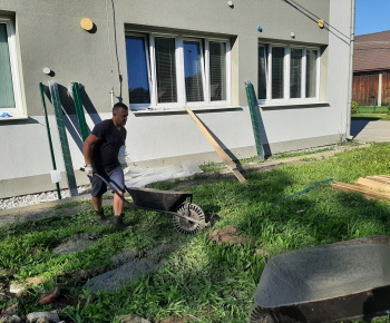 Aktuality / Práce na výstavbe oplotenia pi budove materskej školy - foto