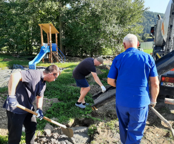 Aktuality / Práce na výstavbe oplotenia pi budove materskej školy - foto