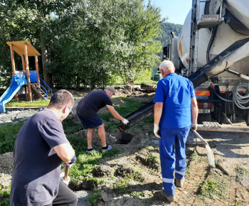 Aktuality / Práce na výstavbe oplotenia pi budove materskej školy - foto
