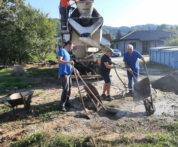 Aktuality / Práce na výstavbe oplotenia pi budove materskej školy - foto