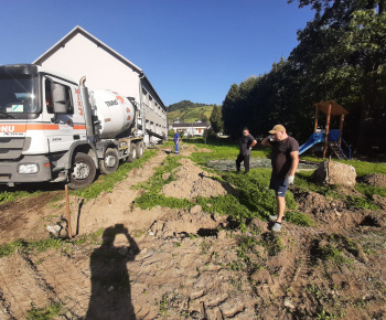 Aktuality / Práce na výstavbe oplotenia pi budove materskej školy - foto