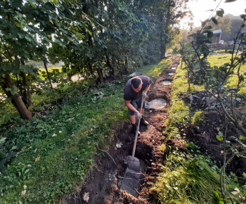Aktuality / Práce na výstavbe oplotenia pi budove materskej školy - foto