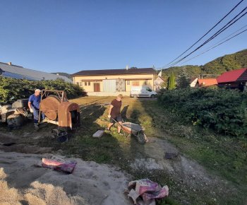 Aktuality / Práce na výstavbe oplotenia pi budove materskej školy - foto