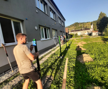 Aktuality / Práce na výstavbe oplotenia pi budove materskej školy - foto