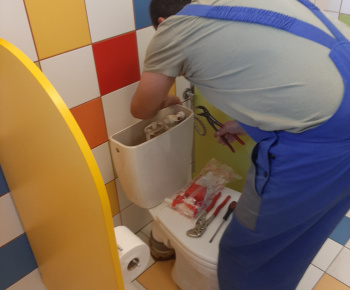 Aktuality / Aj sociálne zariadenia v materskej škole potrebujú opravu - foto