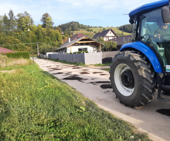 Aktuality / Opravili sme povrch na miestnej komunikácii v Rovni - foto