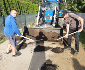 Aktuality / Opravili sme povrch na miestnej komunikácii v Rovni - foto
