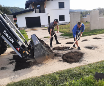 Aktuality / Opravili sme povrch na miestnej komunikácii v Rovni - foto