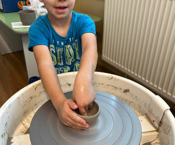 Aktuality / Detičky v materskej škole vyrábali hrnčeky z hliny - foto