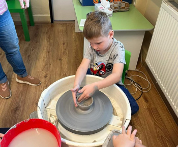 Aktuality / Detičky v materskej škole vyrábali hrnčeky z hliny - foto