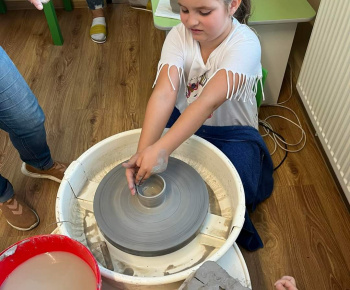 Aktuality / Detičky v materskej škole vyrábali hrnčeky z hliny - foto