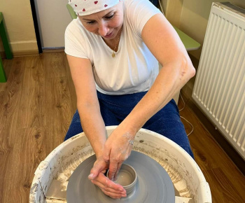Aktuality / Detičky v materskej škole vyrábali hrnčeky z hliny - foto