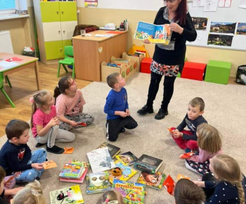 Aktuality / Materskú školu navštívila p. Alena Javorková z Oravskej knižnice - foto
