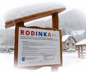 Aktuality / V sobotu sme otvorili a posvätili naše inkluzívne detské ihrisko RODINKA - foto