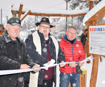 Aktuality / V sobotu sme otvorili a posvätili naše inkluzívne detské ihrisko RODINKA - foto