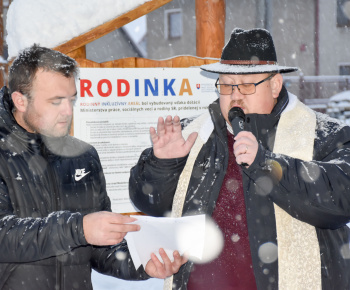 Aktuality / V sobotu sme otvorili a posvätili naše inkluzívne detské ihrisko RODINKA - foto