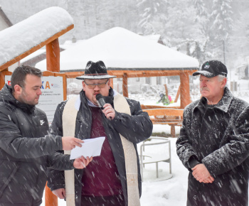 Aktuality / V sobotu sme otvorili a posvätili naše inkluzívne detské ihrisko RODINKA - foto