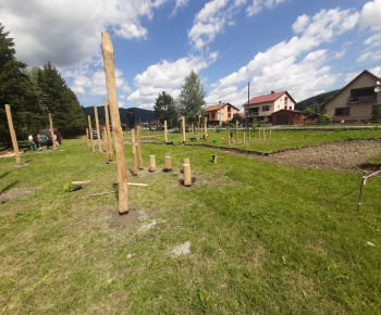 Aktuality / V sobotu sme otvorili a posvätili naše inkluzívne detské ihrisko RODINKA - foto