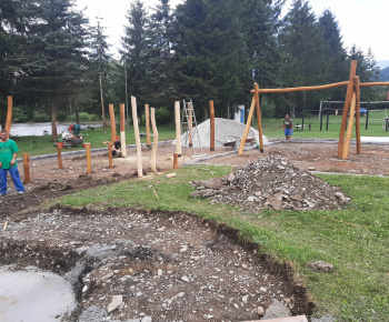 Aktuality / V sobotu sme otvorili a posvätili naše inkluzívne detské ihrisko RODINKA - foto