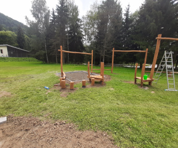 Aktuality / V sobotu sme otvorili a posvätili naše inkluzívne detské ihrisko RODINKA - foto