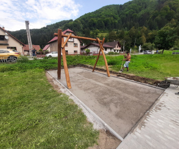 Aktuality / V sobotu sme otvorili a posvätili naše inkluzívne detské ihrisko RODINKA - foto