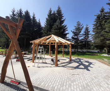 Aktuality / V sobotu sme otvorili a posvätili naše inkluzívne detské ihrisko RODINKA - foto