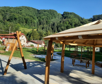 Aktuality / V sobotu sme otvorili a posvätili naše inkluzívne detské ihrisko RODINKA - foto